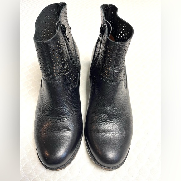 Vionic Luciana Black Perforated Leather Ankle Boots Size 6.5 - Picture 5 of 7